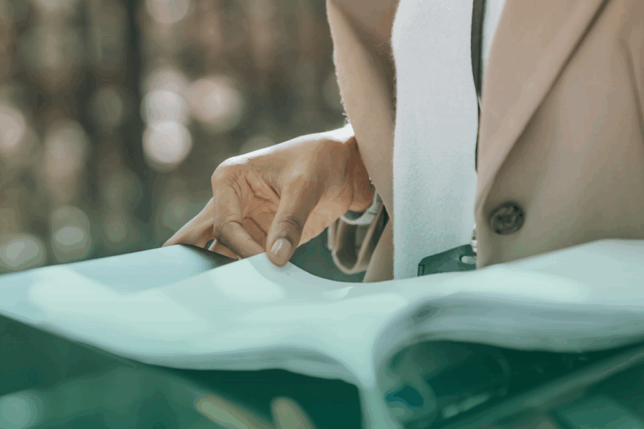 Mulher verificando documentos.