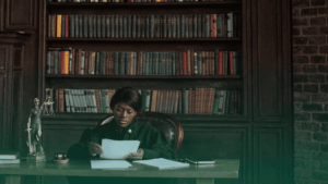 Mulher em um cenário jurídico, analisando documentos.